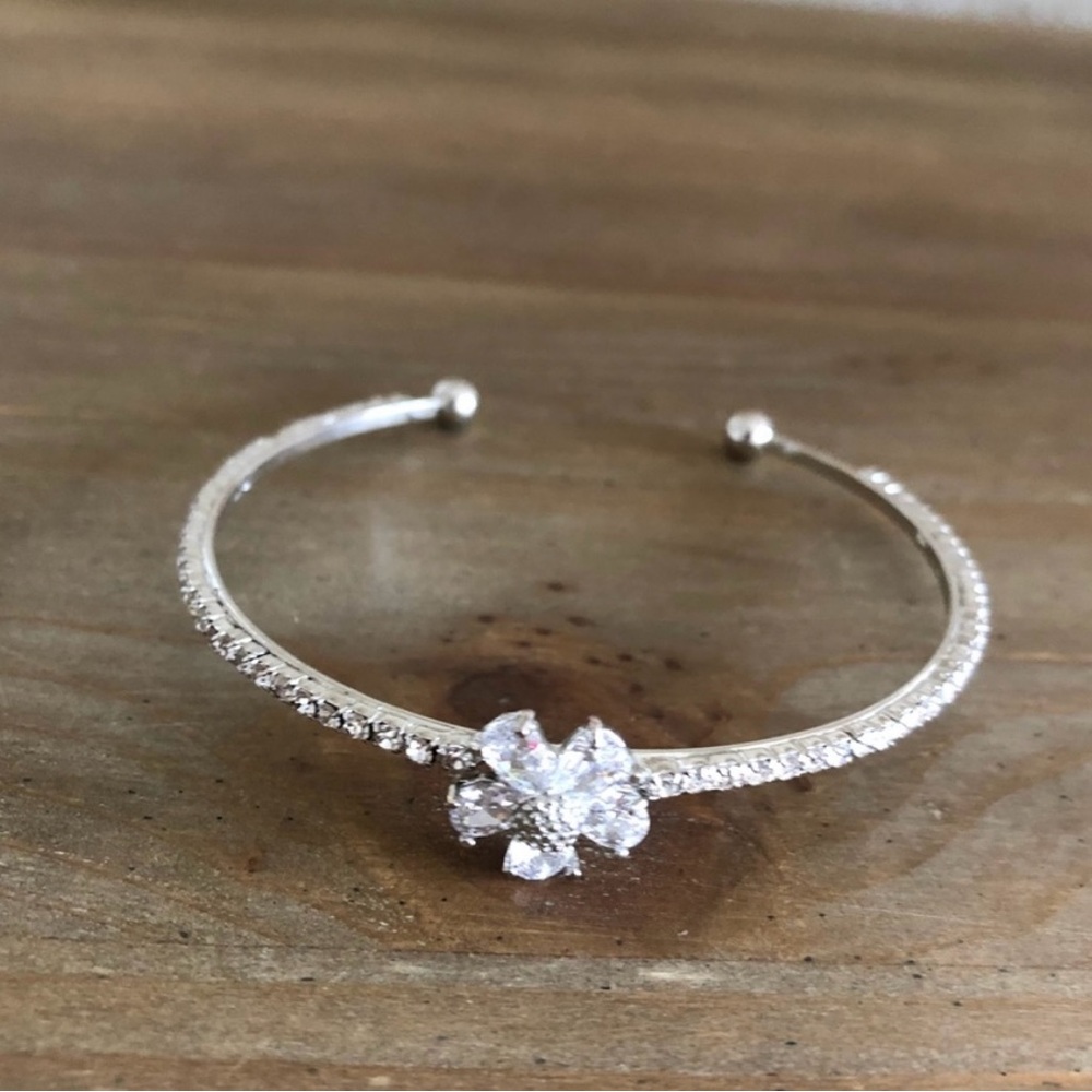 NWOT Elegant Silver Floral Bracelet